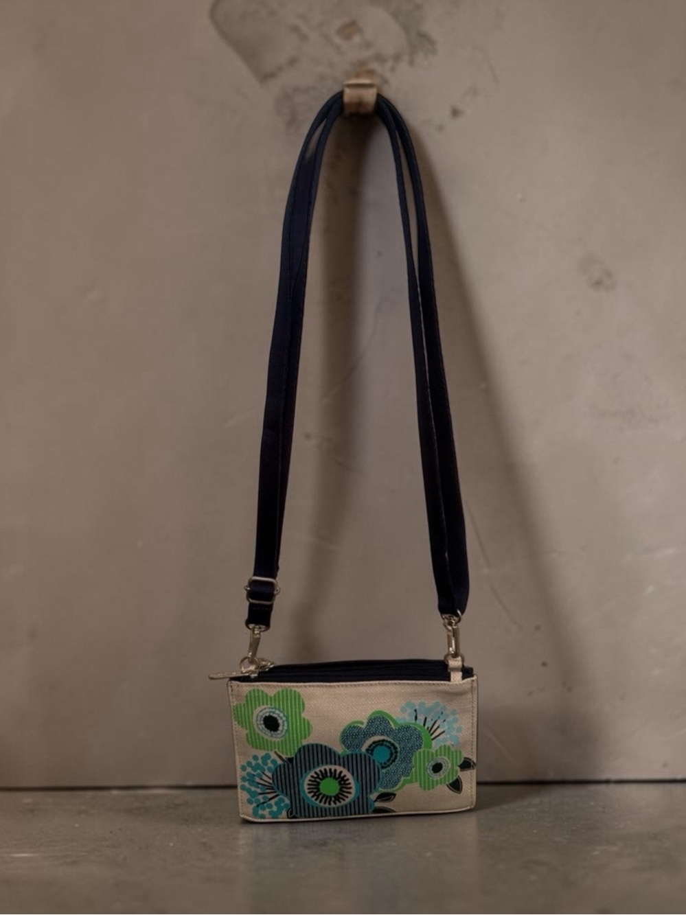 ** NEW ** Thirty-One Cross Town Wallet, Crossbody Bag, Fabulous Floral